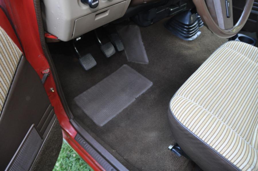 Детали интерьера Toyota Land Cruiser 60 (FJ60) 1984 года  (NA) (фото 159 из 251)